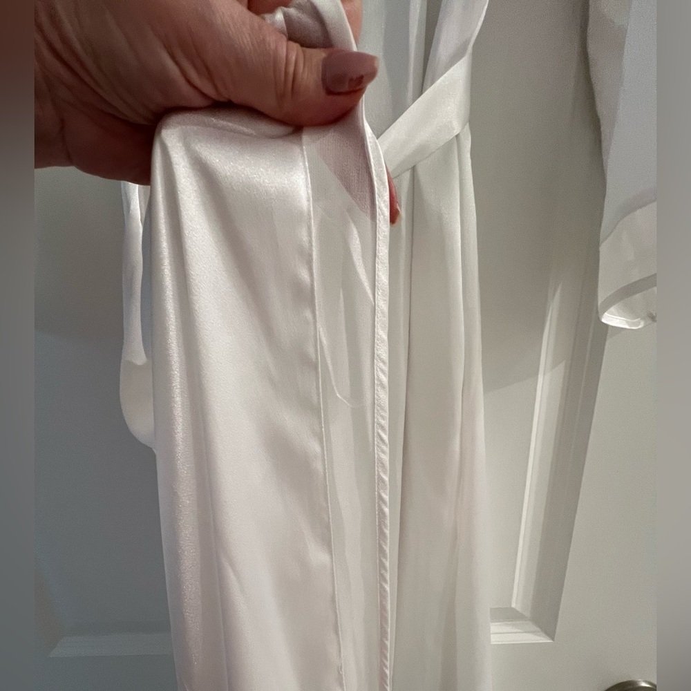 Elegant White Robe - Picture 8 of 10